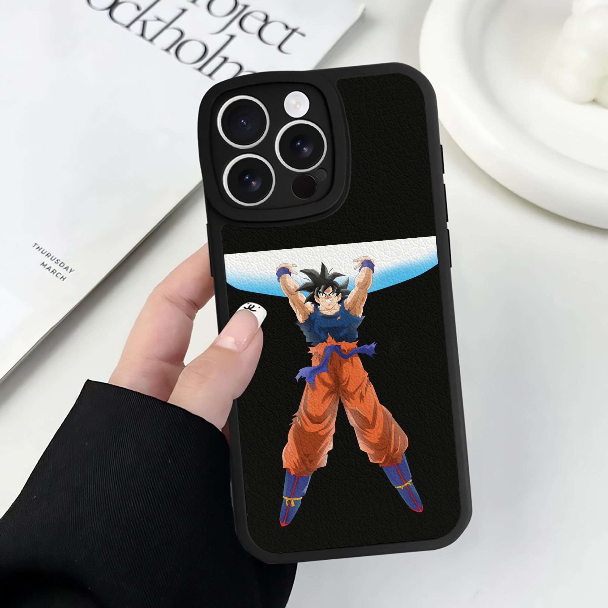 （画像用） ドラゴンボール 孫悟空（そん ごくう）Son Goku カカロット DRAGON BALL Kakarotto 【iPhone 16シリーズ対応】シリコンスマホケース（レザー調） 材質：シリコン